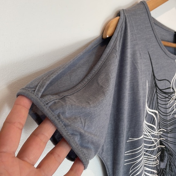 Women’s Short Open Sleeve Top. - Picture 3 of 5